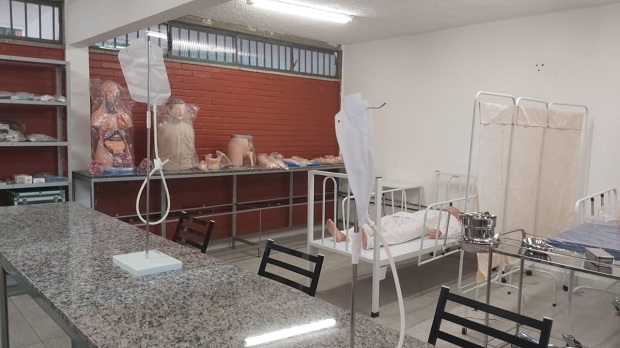 Laboratório do curso de enfermagem da E.E. Chaves Ribeiro. Foto: Arquivo da Escola 